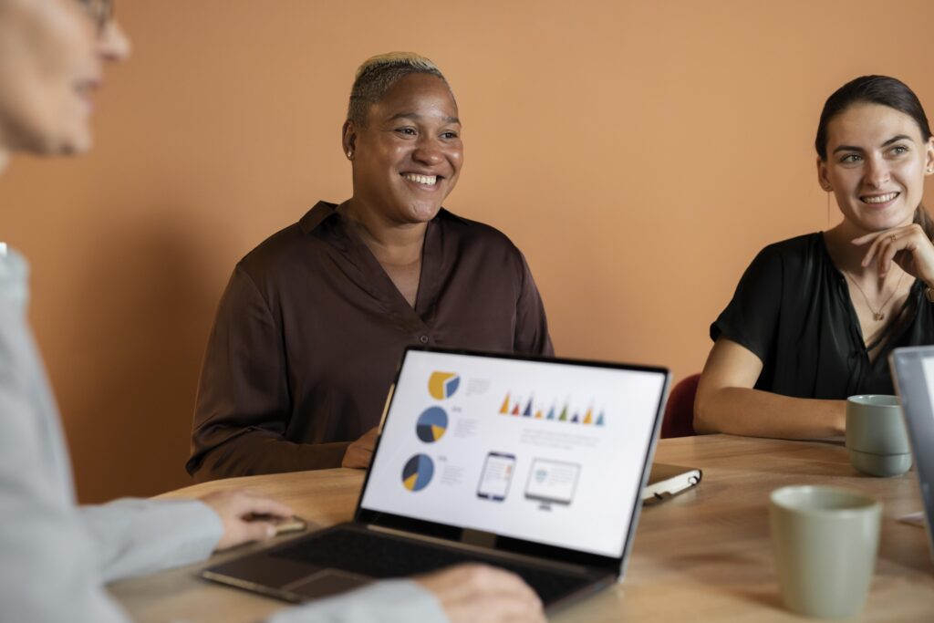 Profissional analisando dados relacionados à gestão de pessoas, utilizando ferramentas de People Analytics para impulsionar resultados organizacionais.
