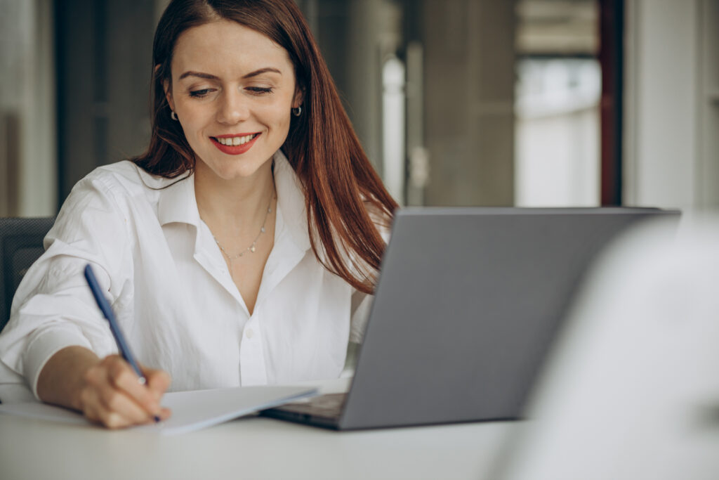Profissional assistindo a uma aula online de MBA em Gestão de Pessoas, com foco no desenvolvimento de competências de liderança e gestão estratégica.