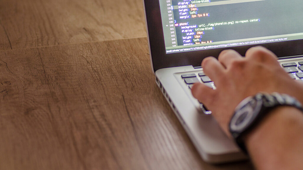 pessoa trabalhando com seu notebook em fundamentos estatísticos e de pesquisa operacional
