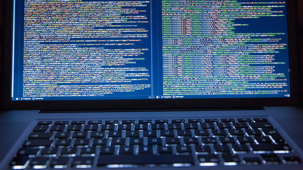 Um notebook ligado com diversos códigos referentes aos fundamentos estatísticos e de pesquisa operacional na tela.