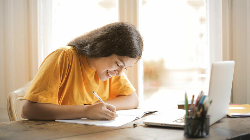 Menina sentada estudando em uma aula do MBA USP/Esalq.