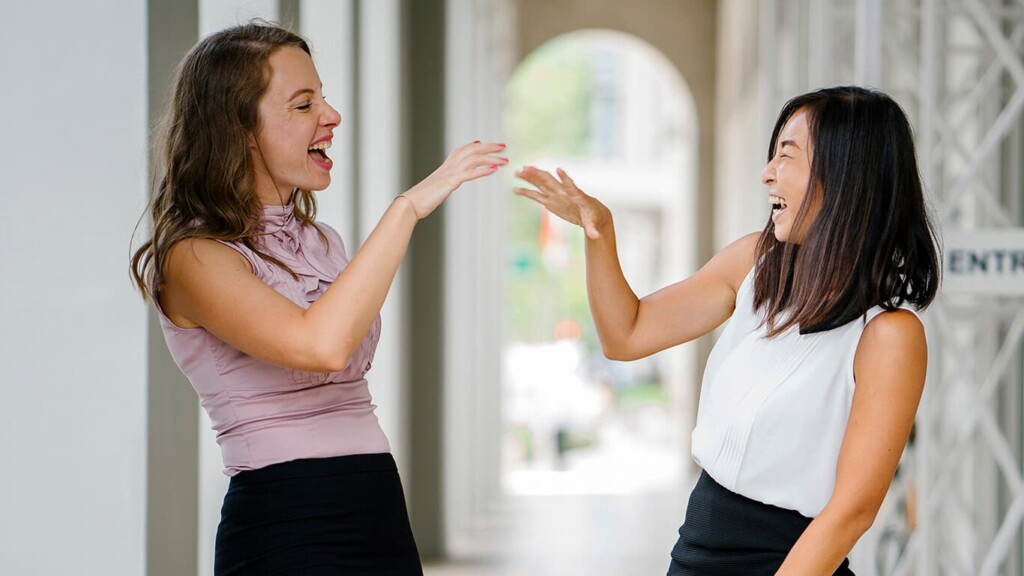 Duas mulheres conversando com linguagem corporal inconsciente.
