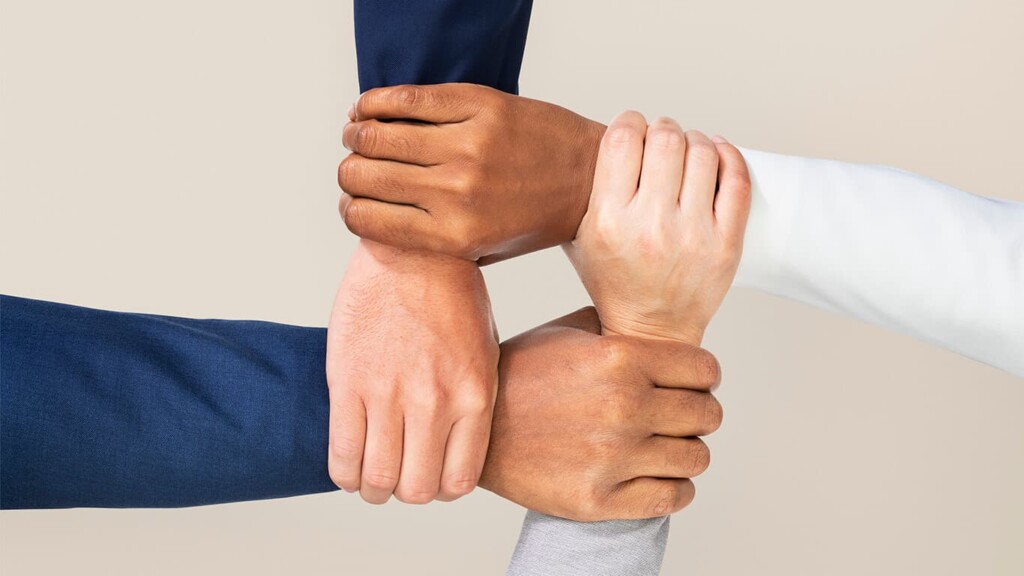 Braços se segurando e demonstrando o que é o networking - uma das formas de aproveitar melhor a pós-graduação.
