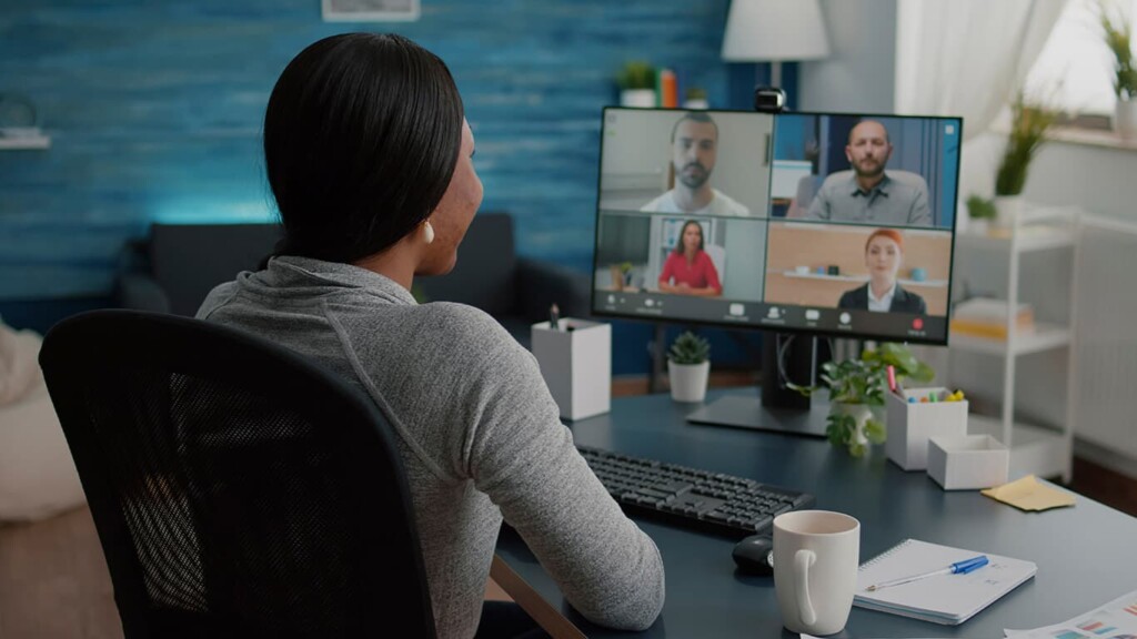 Mulher sentada em frente ao monitor, utilizando um dos diferenciais de sua pós: a interação.