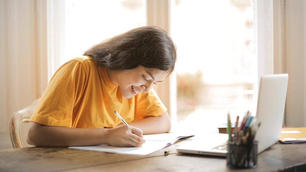 Menina sentada estudando o varejo pelo mundo