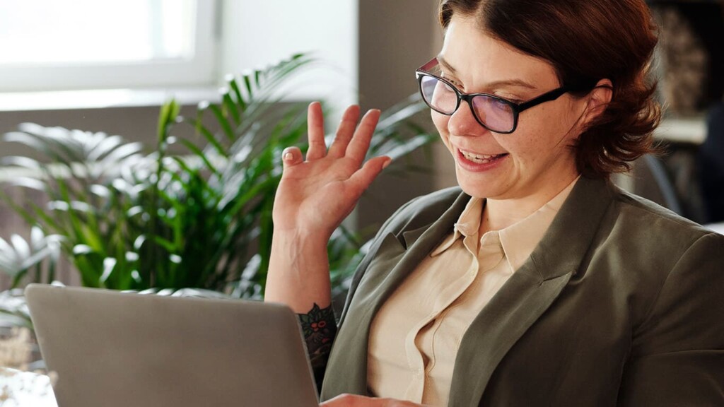 Mulher aproveitando o momento de networking no seu notebook e falando sobre motivos para fazer MBA