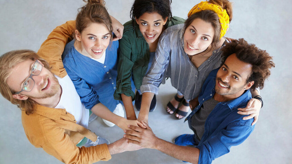 Carreira e projeto. Pessoas abraçadas olhando pra cima.