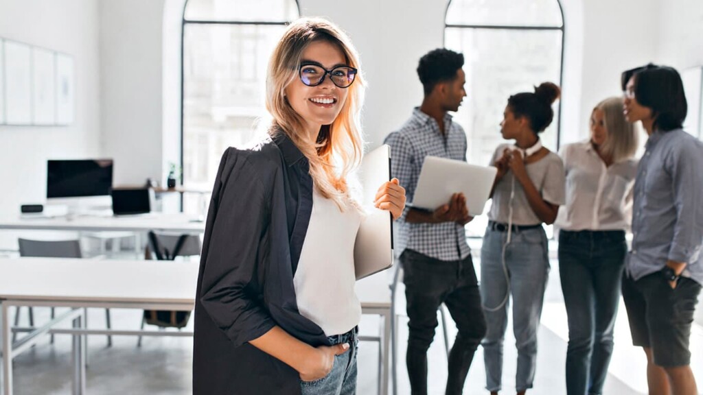 Mulher loira bem sucedida e representando por que escolher o MBA em Gestão Escolar é tão importante.