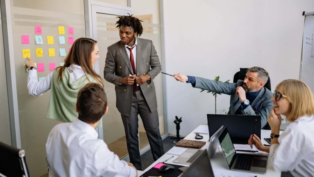 Profissionais de uma mesma empresa se reúnem em uma sala para analisar os ambientes empresariais interno e externo.
