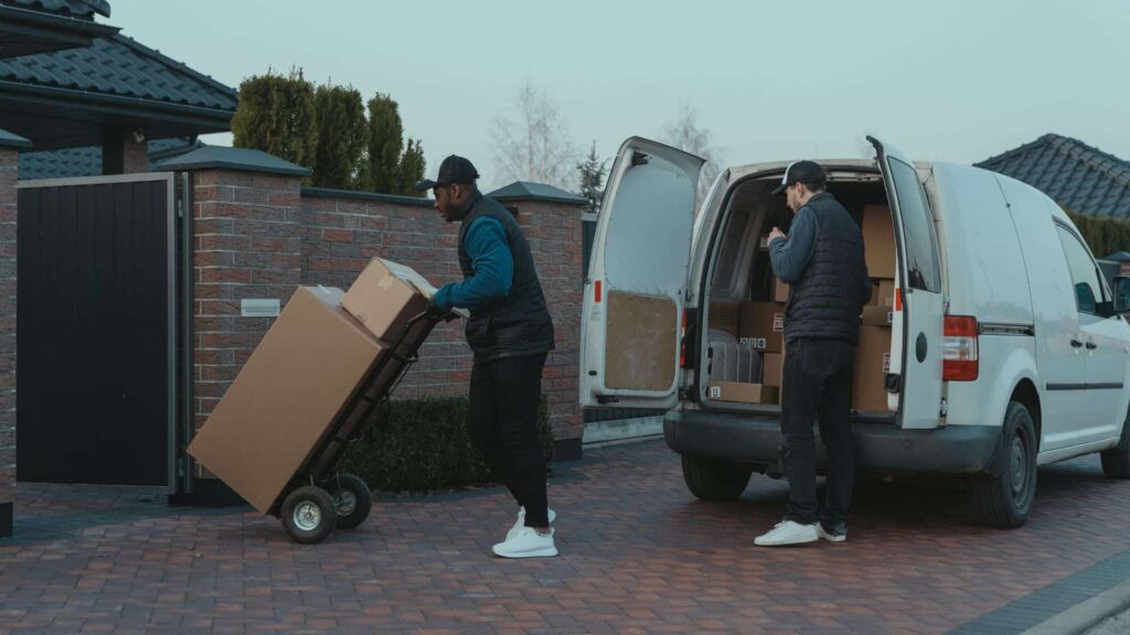 Entregador faz o delivery de entregas rápidas em uma casa.