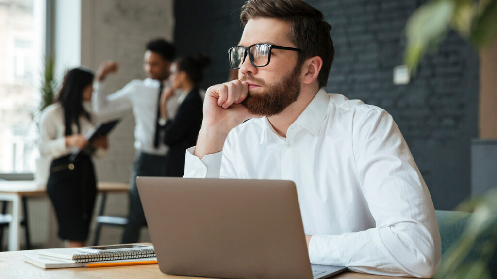 Homem de óculos com um olhar de expectativa por investir em uma experiência internacional no currículo