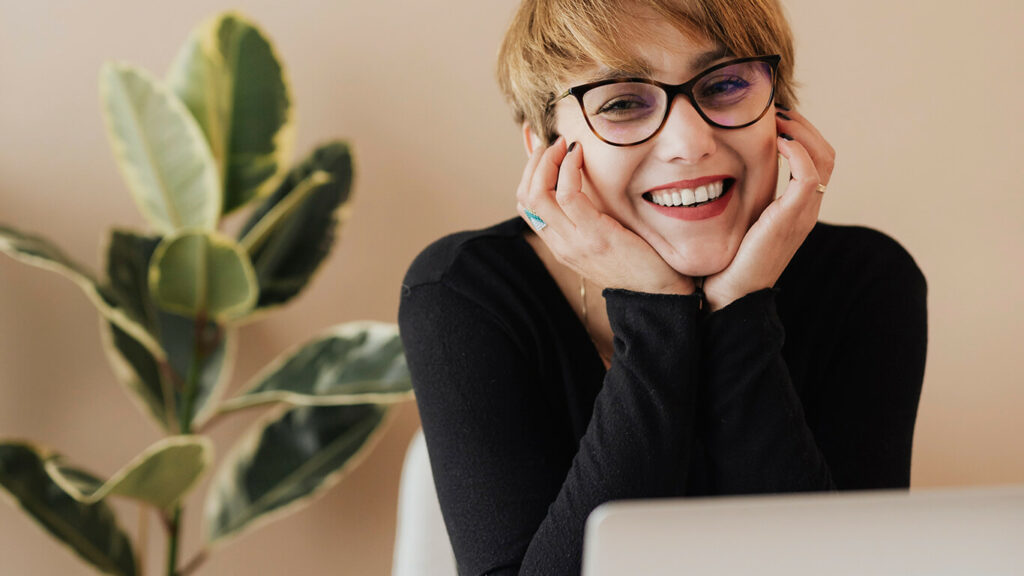 Mulher feliz por participar do MBX - MBA Experience