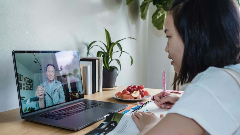 Mulher assiste em seu notebook a primeira edição de 2022 do MBX.