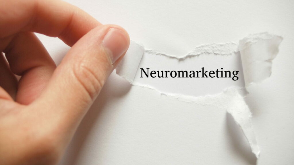 Pessoa descobre segredo em papel ao rasgá-lo e ver a mensagem escondida: neuromarketing.