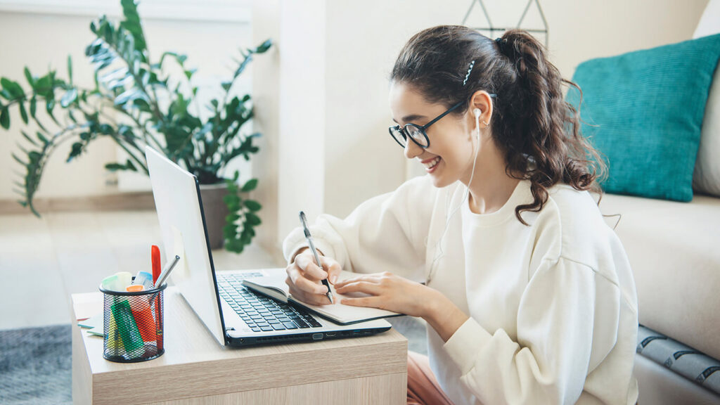 mulher estudando e investindo em atualização profissional