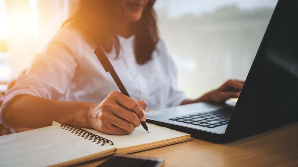 mulher estudando e investindo em atualização profissional