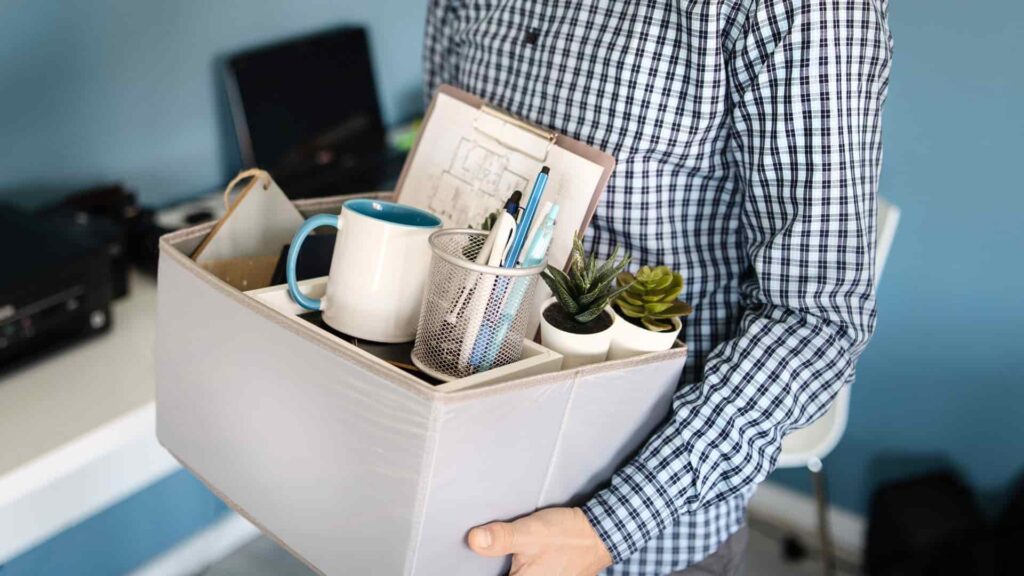 Homem deixa a empresa em que trabalhou por anos após passar por um desligamento humanizado.