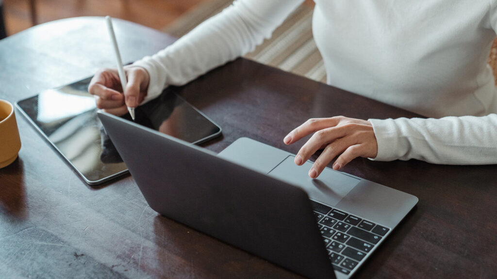Pessoa usando computador aprendendo o que é ensinado no MBA em Gestão de Negócios USP/Esalq