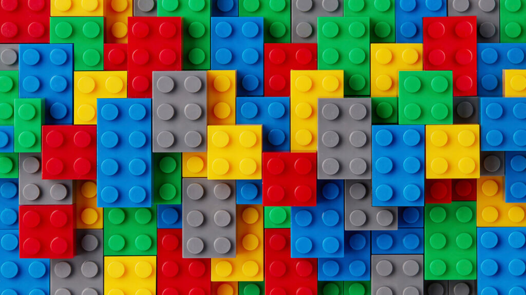 Peças de lego coloridas. LEGO e experiência do cliente