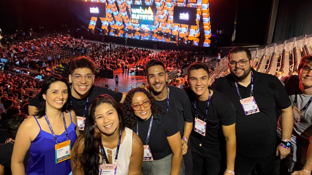 Equipe do MBA USP/Esalq sorrindo para a foto no Web Summit Rio.