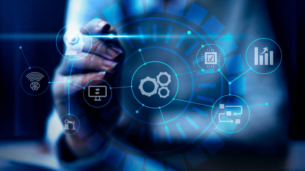 Imagem com uma pessoa segurando uma roda digital azul com diversos elementos que fazem parte da IoT (Internet das Coisas).