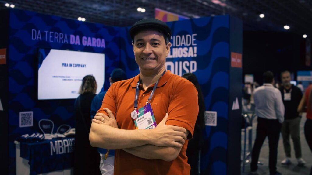 Foto de entrevistado durante Web Summit Rio 2024 sobre tendências tecnológicas.