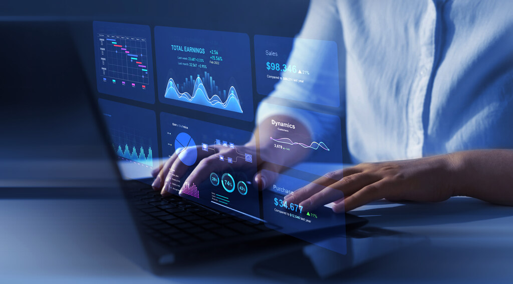Detalhe de mãos digitando em teclado, com diversos ícones e indicadores digitais, representando MBA USP/Esalq em Data Science.