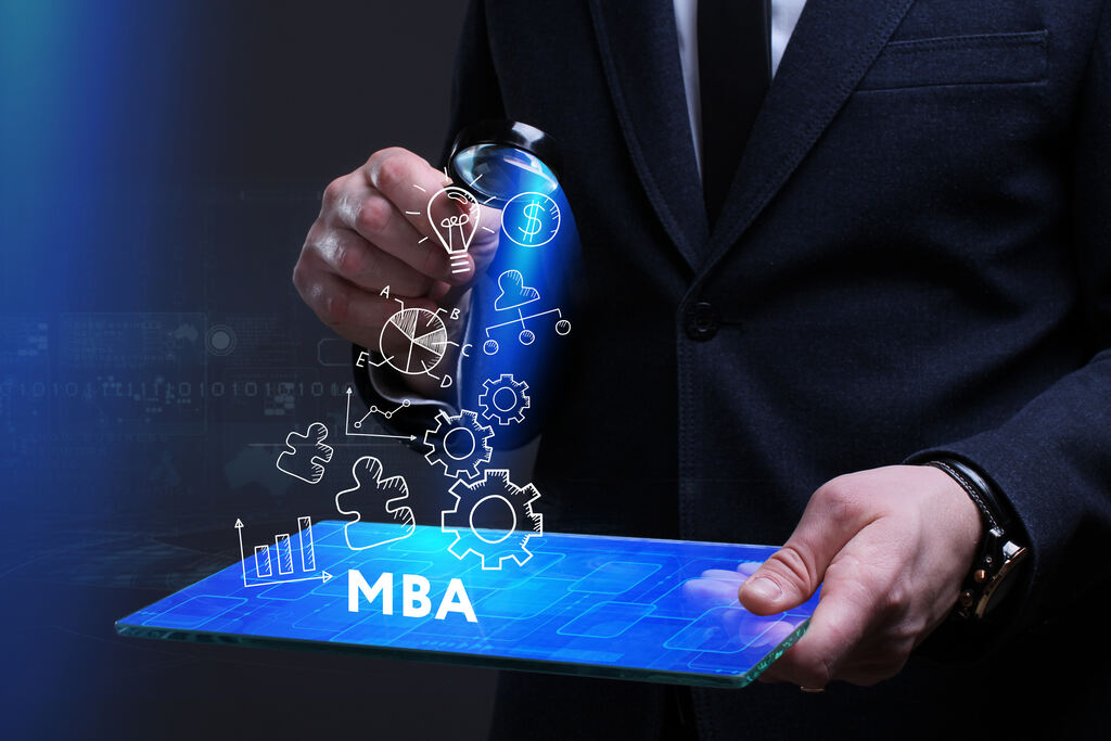 Close-up de um executivo segurando uma lupa sobre uma tela digital futurista que exibe a sigla "MBA" cercada por ícones de engrenagens, gráficos e lâmpadas. A imagem ilustra o processo minucioso de análise para identificar quais são os melhores MBA disponíveis.