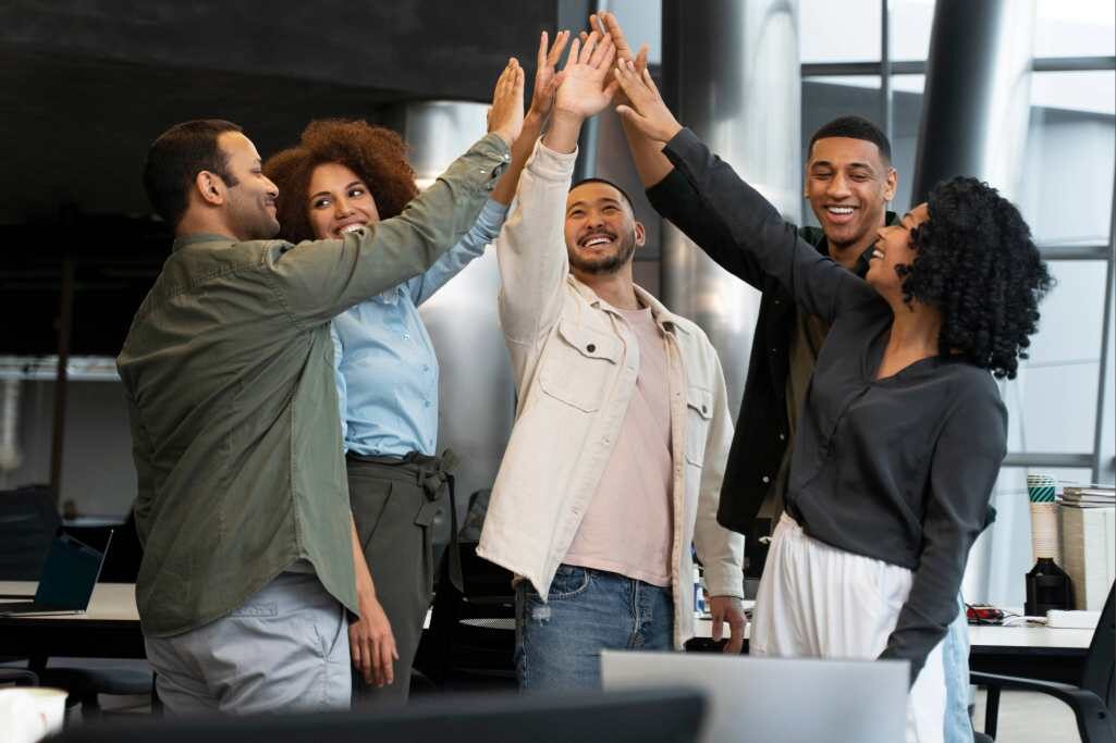 Uma equipe diversificada de profissionais colaborando em uma reunião, com expressões de engajamento e comunicação eficaz, representando as habilidades sociais e a empatia.