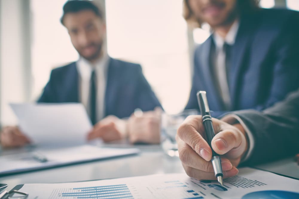 Profissionais formados no MBA em compliance assumindo responsabilidades na estruturação de políticas internas e análise de documentos estratégicos.