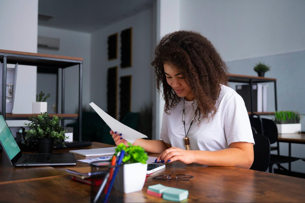 Mulher estudando gestão de projetos, concentrada em seus estudos enquanto organiza e analisa documentos em um ambiente moderno.