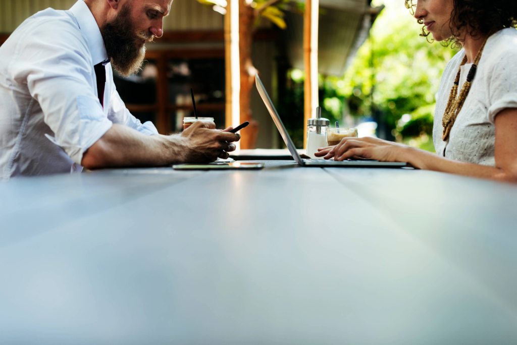 Dois profissionais frente a frente em um ambiente aberto, representando o networking e as parcerias estratégicas geradas durante o MBA.