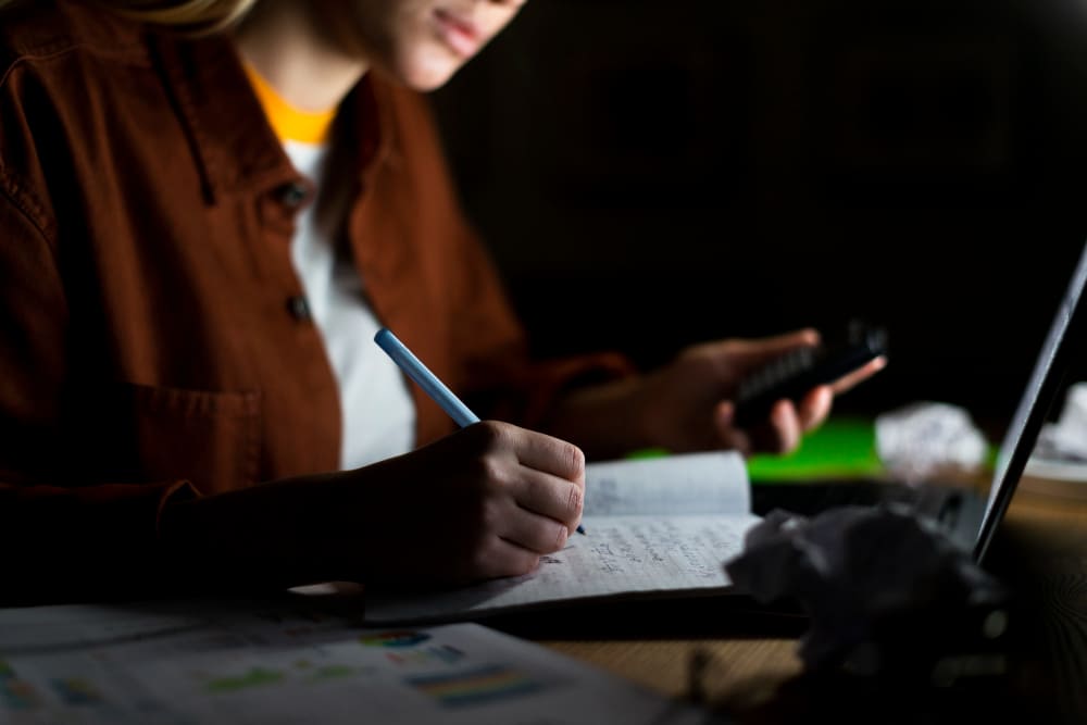 Pessoa analisando quanto tempo dura um MBA, avaliando formatos para encaixar o planejamento na rotina.