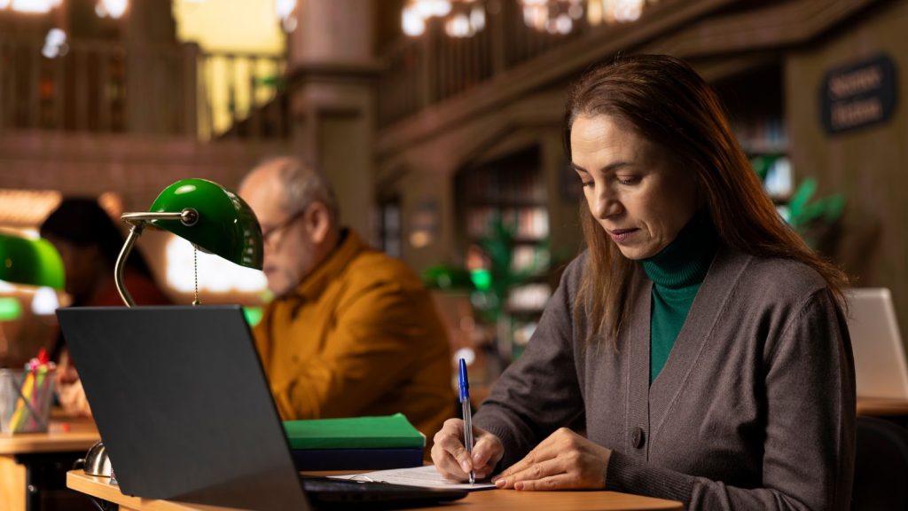 Uma estudante dedicada aos estudos e ao cumprimento da duração do MBA.