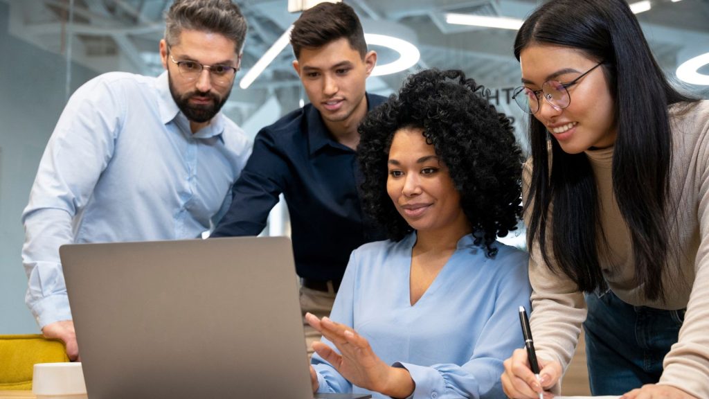 Grupo de profissionais trabalhando de forma colaborativa, exercitando estratégias de negócios e habilidades práticas desenvolvidas em um mba em 2026.