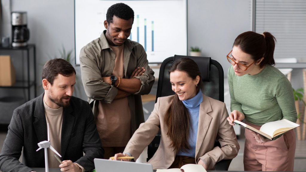Equipe corporativa analisa projetos, aplicando conceitos de sustentabilidade e ESG discutidos em um mba em 2026.