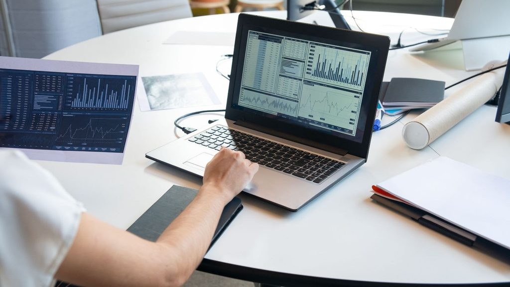 Imagem de uma profissional utilizando dados e análises em uma especialização em inteligência artificial.