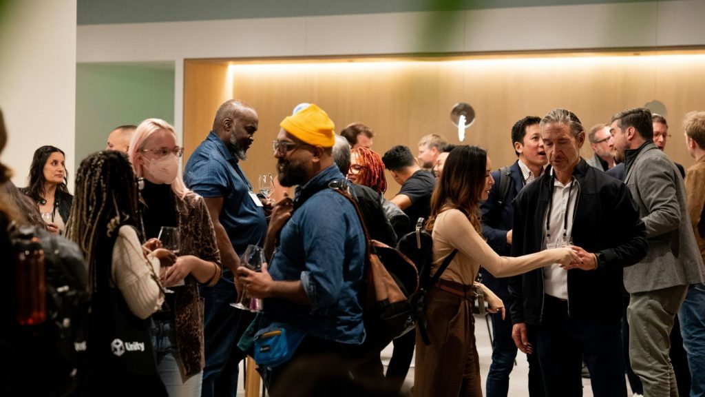 Imagem de profissionais fazendo networking mba em eventos.
