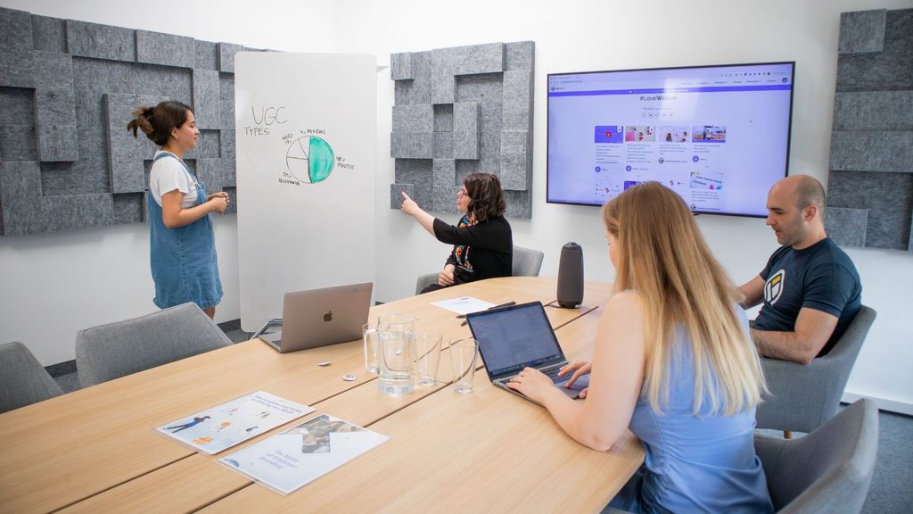 Profissional estudando e analisando informações para uma especialização em marketing.