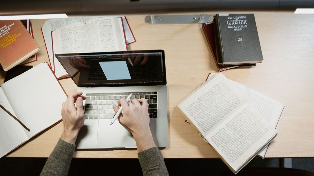 Profissional estudando e desenvolvendo novas habilidades para gig economy com notebook.