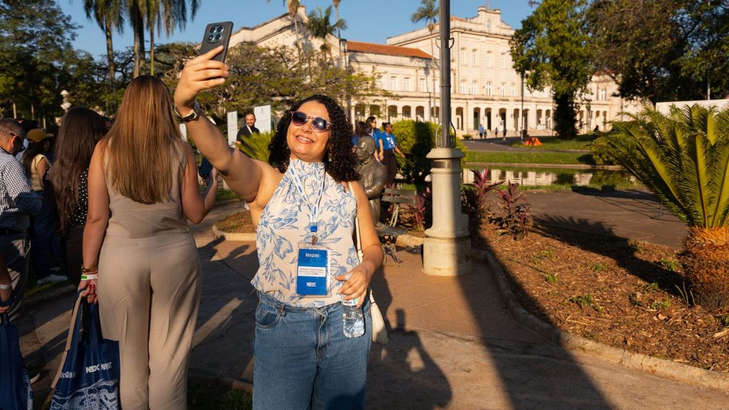 Profissionais da Universidade de São Paulo em atividade para representar o MBA.