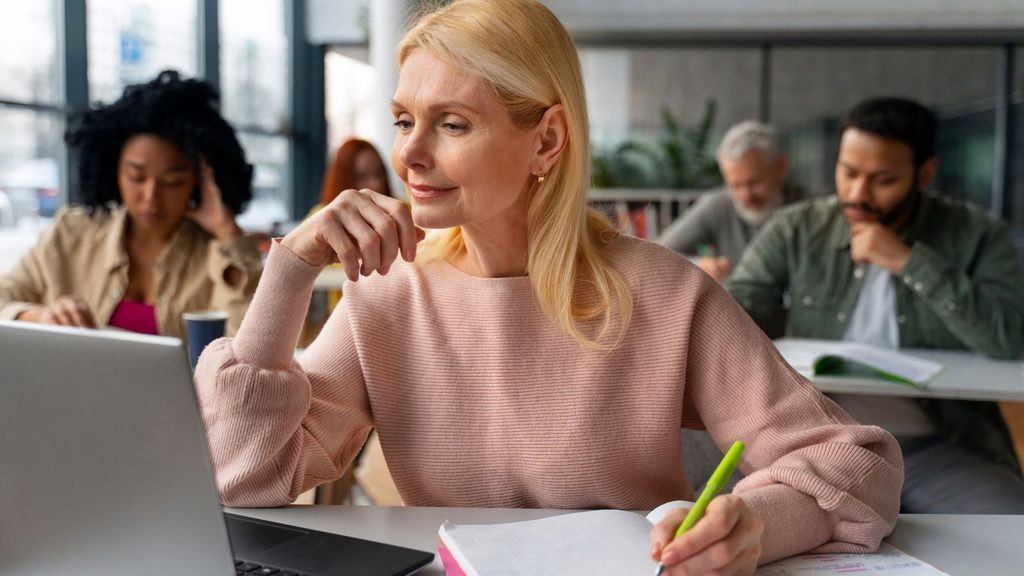 Profissional estuda e desenvolve conhecimentos para a carreira de liderança feminina.